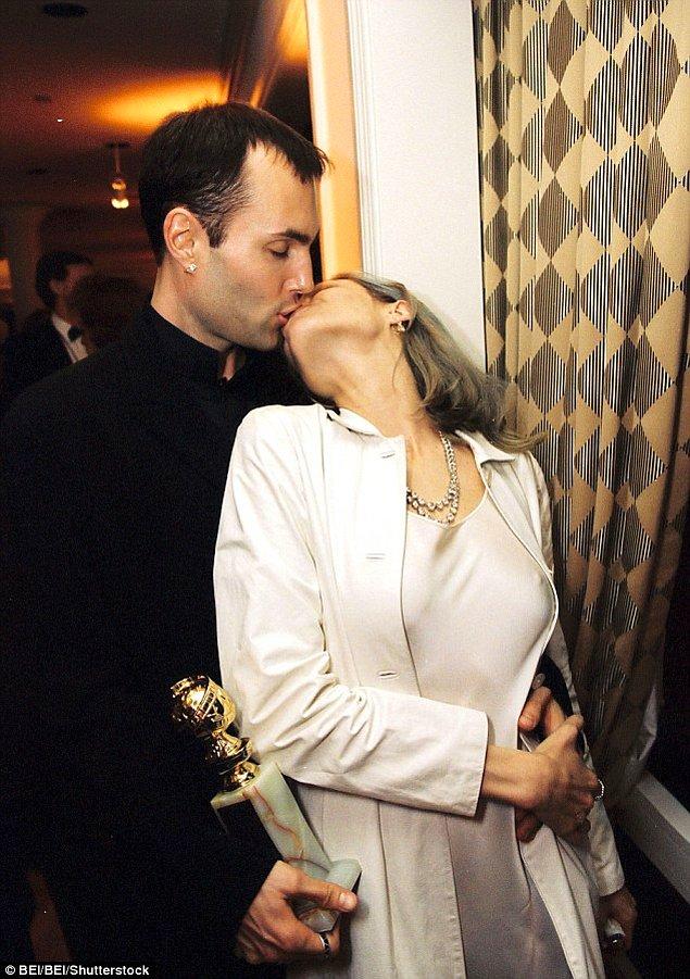 Jolie ve James ise tüm eleştirilere inat öpüşmeye devam ettiler.