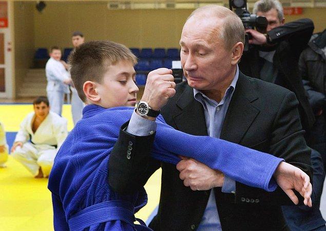 16. Putin, Kemerovo şehrinde minik bir judo sporcusuna ders veriyor.