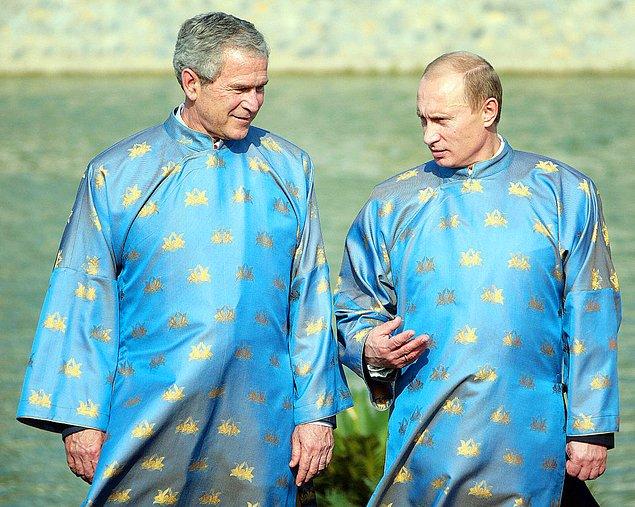20. Putin ve dönemin ABD başkanı George W. Bush geleneksel Vietnam giysileriyle, Asya-Pasifik Ekonomik birliği zirvesinde, Hanoi, Vietnam 2006.