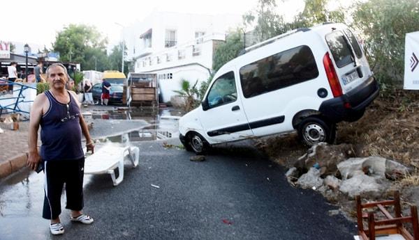Deprem sırasında çok sayıda araçta hasar meydana geldi.