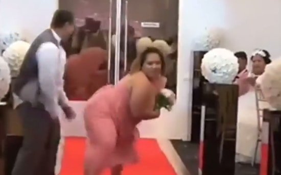 En Mutlu Günlerinde Hunharca Eğlenen İnsanlar