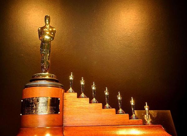 15. Walt Disney'e Pamuk Prenses onuruna verilen Oscar'ın yanında yedi adet cüce Oscar vardı.