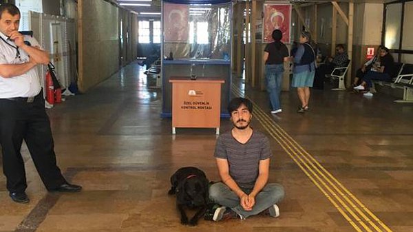 Geçtiğimiz ay Kadıköy'den Beşiktaş'a işe gitmek isteyen Umut Tekin isimli vatandaş, köpeğinin kafes içinde olmadığı gerekçesi ile vapura alınmaması üzerine oturma eylemi yapmıştı.