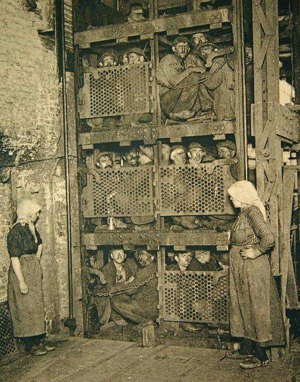 1. Mesai bitimi sonrası kömür madeninin asansörüne sıkış tepiş binmiş Belçikalı madenciler, 1900'ler.