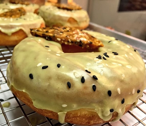 14. Пончик с глазурью из зелёного чая и семенами кунжута