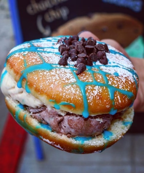 Пончик с мороженым