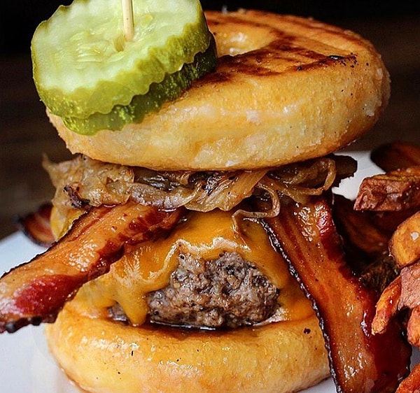 9. Пончик-чизбургер