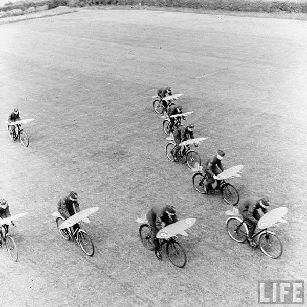13. II. Dünya Savaşı sırasında bisiklet ile uçuş düzeni eğitimi alan Kraliyet Hava Kuvvetleri (RAF) pilotları.