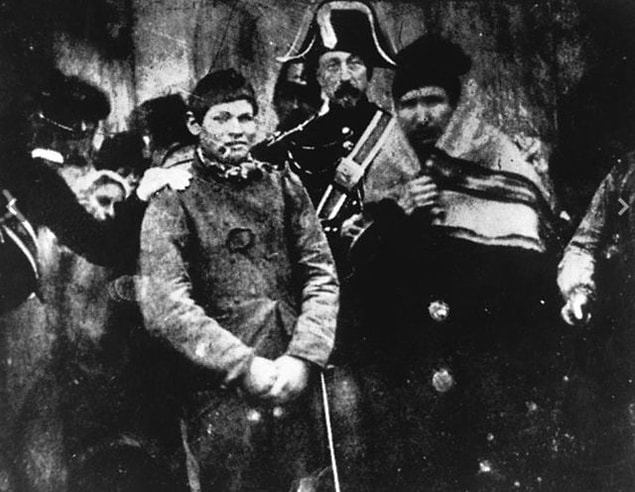 18. İlk haber fotoğrafı olduğuna inanılan, dagerreyotipi yöntemiyle çekilmiş tutuklanmış bir adamın fotoğrafı, Fransa, 1847.