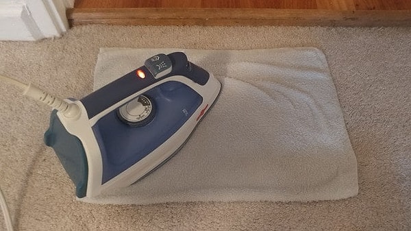 8. Если вы хотите удалить пятно с вашего ковра, поместите на него (пятно) влажное полотенце и сверху пройдитесь утюгом.
