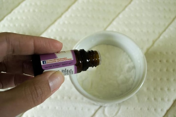 10. Чтобы удалить пятно с матраса, добавьте в чашку пищевой соды несколько капель своего любимого эфирного масла и вотрите смесь в пятно.