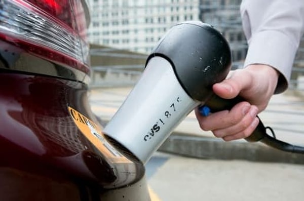 12. Старые наклейки с бампера вашей машины можно удалить при помощи фена.