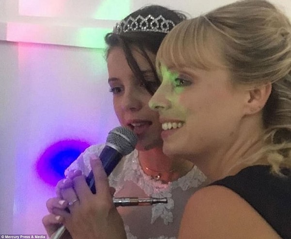 4. Однако ей все же удалось надеть свое выпускное платье и потанцевать на собственном празднике.