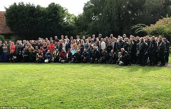 6. На улице шел небольшой дождь, но тучи разошлись, чтобы гости смогли хорошо получиться на общей фотографии.