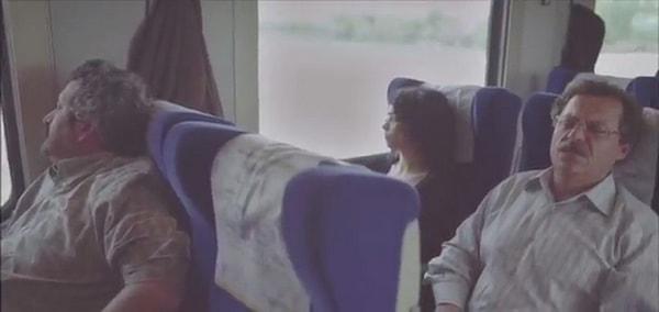 ONUR ÜNLÜ, 2009 yapımı Beş Şehir filminde trenin camından uzaklara dalmış gitmiş kişi(solda) olarak görülüyor.