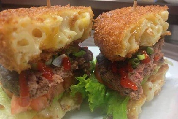 1. Для приготовления этих бургеров вместо старых добрых булочек использовали... жареные макароны с сыром 😱 Ну, оригинально, оригинально...