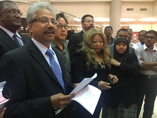 1. Политики и активистские группы выражают надежду на то, что новый закон обеспечит лучшую защиту пострадавшим от домашнего насилия.