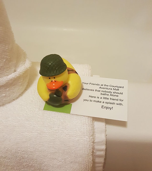 9. Hiç kimse yalnız başına banyo yapmamalı diyen otelden oda sakinlerine küvette eşlik edecek şişme ördek. 🐥