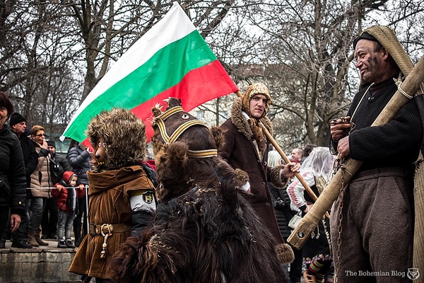 7. В деревнях и маленьких городах танцы начинаются на рассвете.