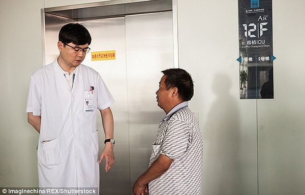 9. Очевидно, бабушка и дедушка Менган потратили все свои сбережения, чтобы спасти девочку. Также помогли волонтеры, которые собрали пожертвования для девочки.