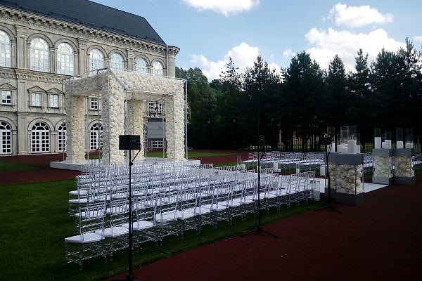 3. Вот как выглядело место, где молодожены произнесли клятвы верности.