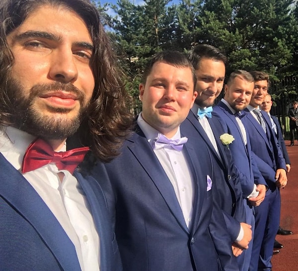 9. Что касается друзей жениха, они были в синих костюмах и разноцветных галстуках-бабочках.