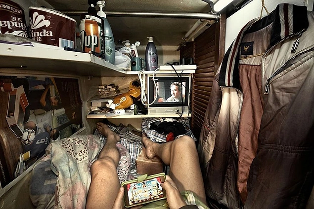 Как живут люди в квартирках-кабинках Гонконга. ФОТО