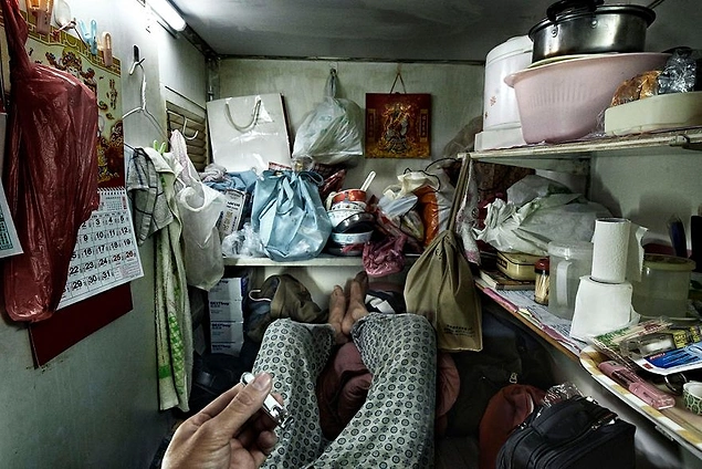 Оскорбление человеческого достоинства: как живут люди в квартирках-кабинках Гонконга