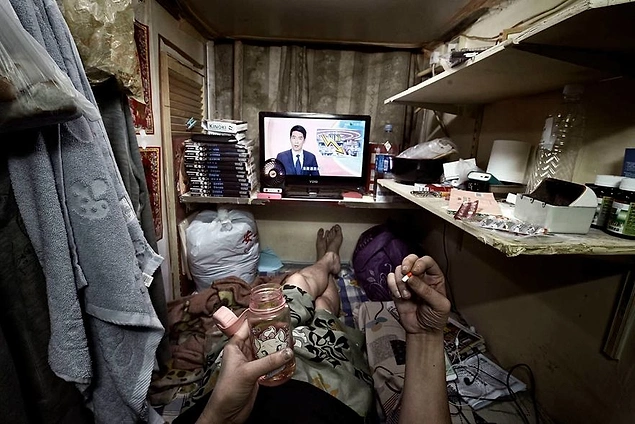 Оскорбление человеческого достоинства: как живут люди в квартирках-кабинках Гонконга