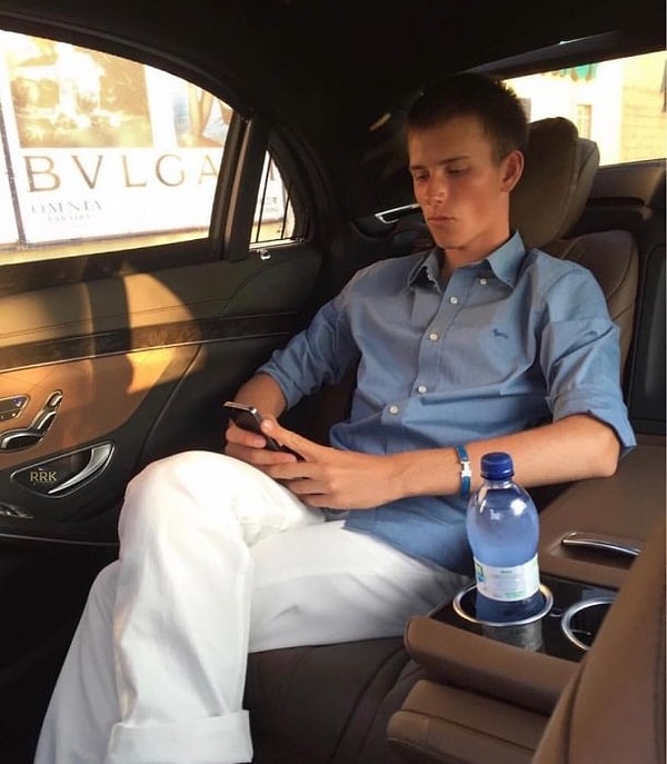 10. В машинах они решают дела...