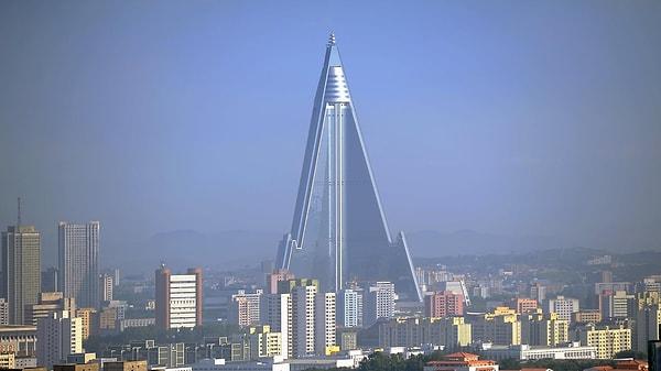 20. Kuzey Kore'nin ürkütücü Ryugyong Oteli.