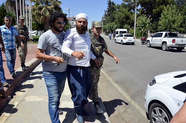 Malbora, Cumhuriyet Meydanı'ndaki Atatürk büstüne çıkıp zarar vermek isterken polis tarafından yakalanmıştı...