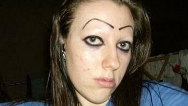 9. Эти брови явно нарисованы гелевой ручкой