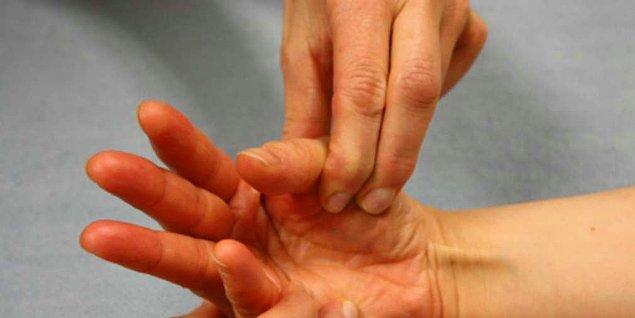 Baş parmağınızla serçe parmağınızı ya da yüzük parmağınızı birbirine dokundurabilirsiniz.