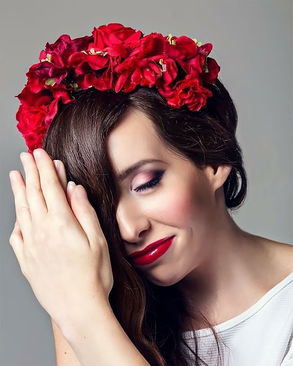 5. Большую часть свой непростой жизни Иванка прячет половину своего лица под длинными волосами или закрывает его рукой