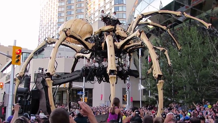 Ateş Püskürten 45 Tonluk Ejderha, Dev Örümceğe Karşı!