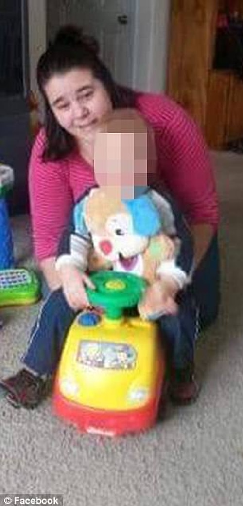 По словам отца Фабрини, ребенком занимаются они с женой, так как у их дочери "отсутствует материнский инстинкт".