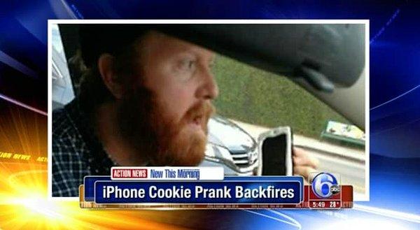 11. Bir adam, iPhone şeklinde kurabiyeler pişirdi ve polisleri trollemek için araba sürerken bunları yedi.