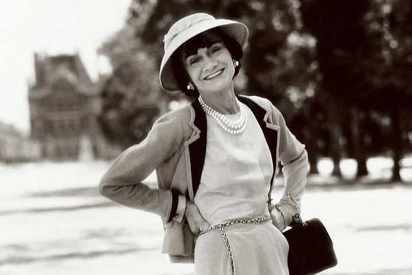 9. Красота остается, а хорошенькая внешность исчезает. Но женщины почему-то не стремятся быть красивыми, они хотят оставаться хорошенькими.