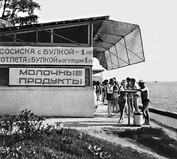 12. Советский гамбургер — котлета с булкой и огурцом