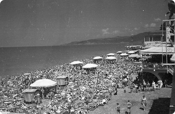 16. Пляж санатория им. Фрунзе, Сочи. Как видите, пляжи были переполнены, так как советский народ не мог отдыхать за границей