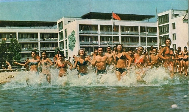 Как советские граждане проводили отпуск: серия колоризированных винтажных фото