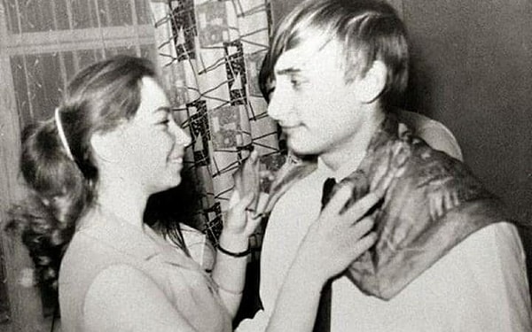 2. Путин танцует с одноклассницей. Ленинград, 1970 год
