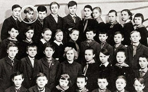 3. Владимир Путин со своим классом. Приблизительно 1964 год