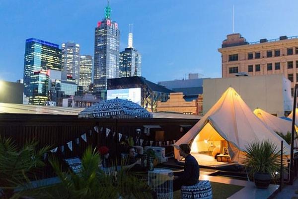 14. Melbourne'de mükemmel aydınlatılmış bir teras ve keyifli ortamı
