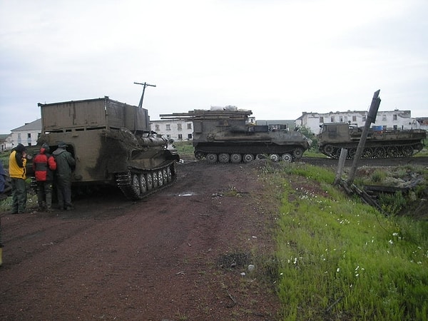 19. Иногда в город приезжает наземный военный транспорт.