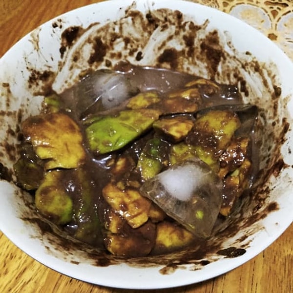 2. Салатик из авокадо, молотого перца чили и... кубиков льда...