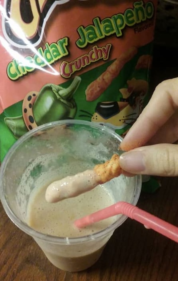 7. Не хотите ли обмакнуть палочки Cheetos в персиковый молочный коктейль?