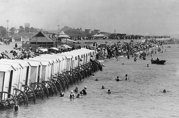 8. Вот в таких вот каретах на колёсах люди тоже могли переодеваться, а затем прямо на ЛОШАДИ (да-да, вы не ослышались) входить в воду.