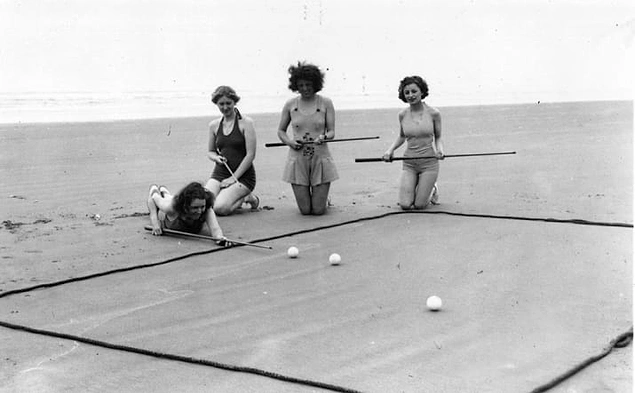 Эти дамы игнорируют все законы физики и играют в бильярд на песке.